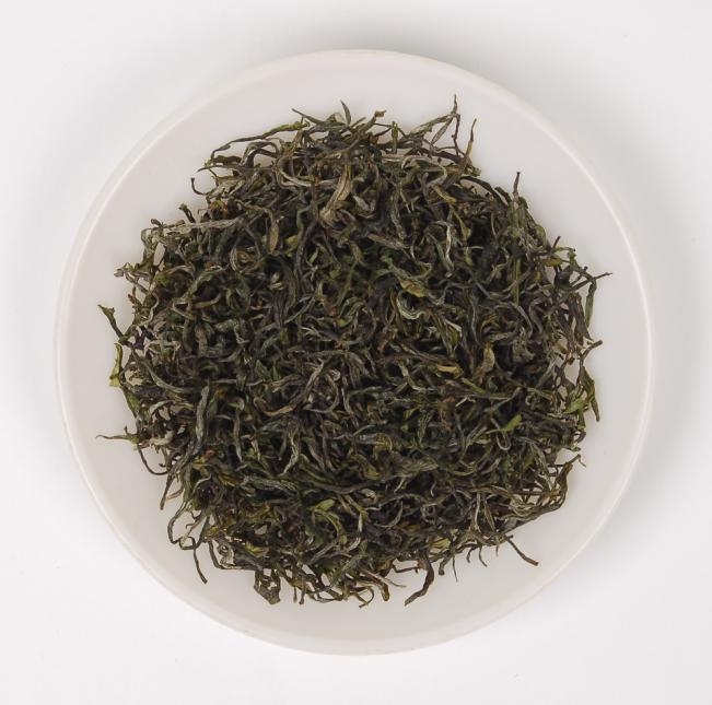 Orina suavemente el té de Huangshan Maofeng, té verde amarillento de Mao Feng del Shan de Huang del verde