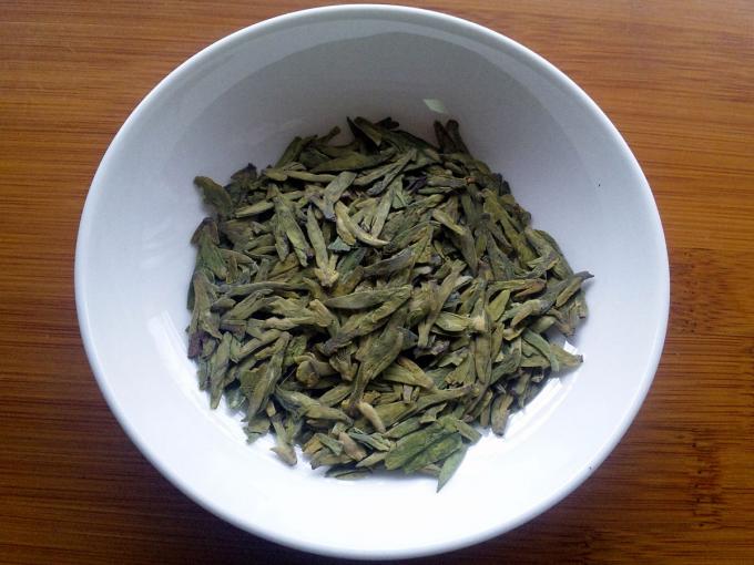 Té orgánico empaquetado del pozo del dragón del té verde con la hoja de té fresca de la forma curvada