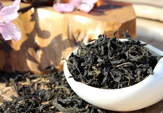 Adelgazar el té aplanado de Foojoy Wuyi Oolong con las hojas de té verdes aplanadas