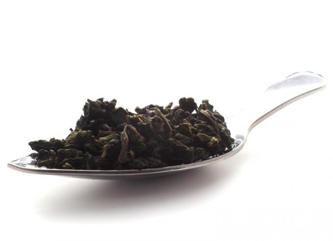 Té fresco hecho a mano de Kuan Yin del té de Oolong del chino con las heces verdes claras y blandas