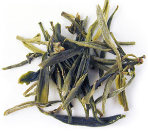China Hojas de té verdes de proceso frescas, té verde amarillo de las hojas intercambiables de la montaña proveedor