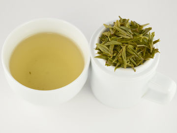China Té orgánico empaquetado del pozo del dragón del té verde con la hoja de té fresca de la forma curvada proveedor
