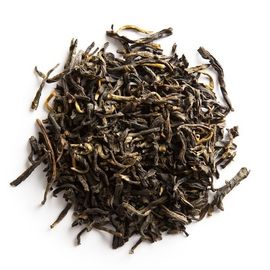 Orina suavemente el té negro orgánico fino y blando con sabor alto y suave